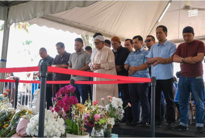 Image from: Abdul Hadi visits Tun Dr Hasmah's grave