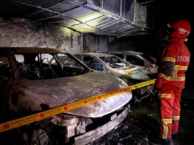 Image from: JB mall fire: 4WD believed involved, EV link only speculation - Fire Dept