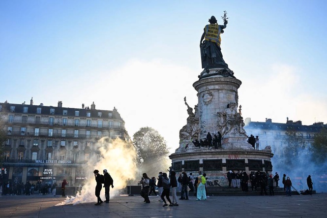 Image from: Protesters block Louvre entrances in support of student movement