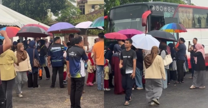 Tak Mahu Anak Basah Kena Hujan, Ibu Bapa Gabung Payung Iring Naik Bas
