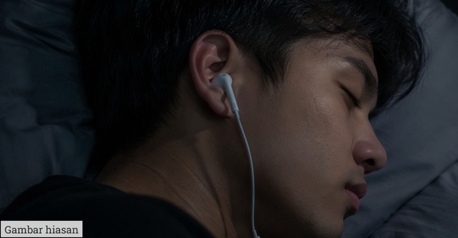 Tidur Dengan "Earphones"? Ini Kesan Buruk Yang Ramai Tak Sedar