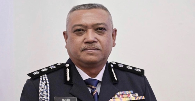Polis Ambil Keterangan Remaja Baling Batu Dari Tingkat 13 PPR