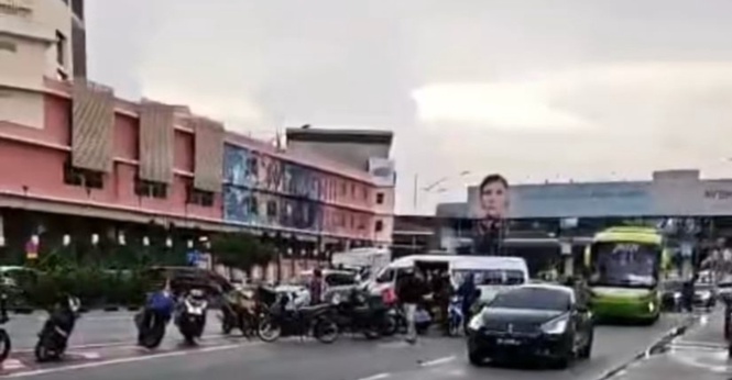 Lapan Cedera Dalam Kemalangan Lori Dan Van Persiaran Di Jalan Tun Razak