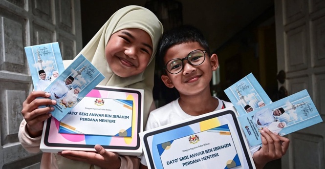 PM Anwar Santuni Dua Beradik Hulur Duit Raya, Zahir Penghargaan Atas Keikhlasan