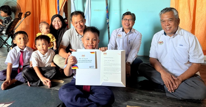 PM Anwar Tunai Janji Balas Surat Adik Nanang, Hadiahkan Buku Gelombang Kebangkitan Asia