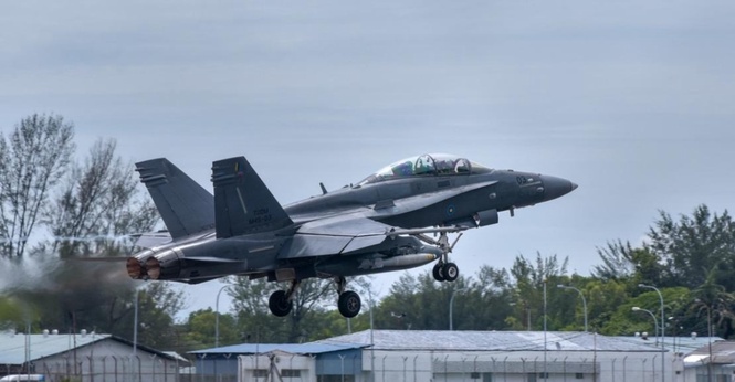 Pesawat F/A-18D TUDM Lakukan Pendaratan Kecemasan Di KKIA