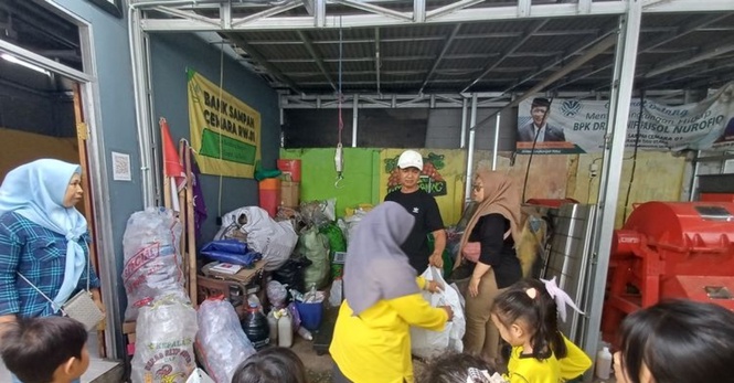 Tak Perlu Bayar Tunai, Sekolah Ini Terima Sampah Sebagai Yuran