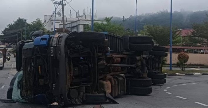 Lori Treler Hilang Kawalan Sebelum Terbalik