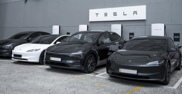 Tesla Lancarkan Pusat Pengalaman Baharu Di JB & Penyerahan Model Y L Di Malaysia