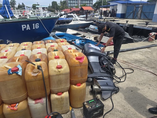 6,850 Liter Petrol Disyaki Diseleweng Dirampas Dalam Ops Tiris 4.0