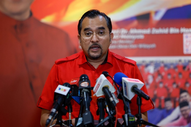 “Saya Terus Bantu,” Pengerusi MARA Hulur Bantuan Kepada Anak Yatim Piatu Cemerlang SPM