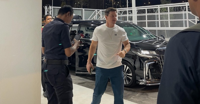 "Assalamualaikum, Nice To See You" - Mark Wahlberg Raih Pujian, Sempat Tegur Peminat Malaysia Sebelum Berlepas