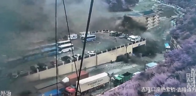 Detik Cemas Orang Ramai Bertempiaran Lari Sewaktu Tanah Runtuh Di Sempadan China-Nepal