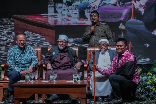 Beli Tongkat Hadi Awang RM16,500 Bukan Kerana Taksub, Muqharabbin Jelaskan Sebab Sebenar