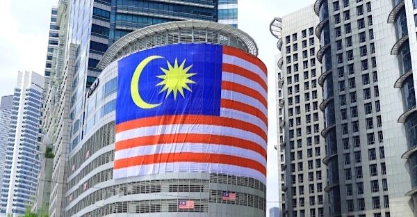 Jalur Gemilang Gergasi Berkibar Megah Di Mercu UEM