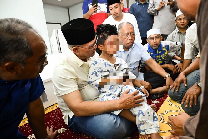 Wan Rosdy Ziarah Kanak-Kanak Yang Terselamat Dalam Tragedi Pokok Tumbang