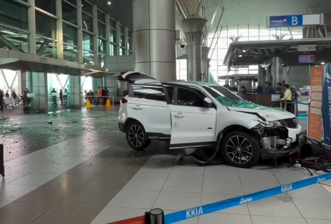Pemandu Wanita Cedera SUV Rempuh Balai Pelepasan KKIA