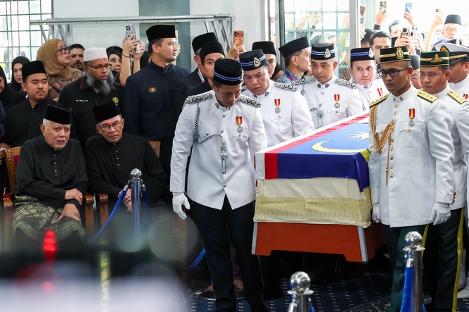 Anwar, Dr Wan Azizah Beri Penghormatan Terakhir Kepada Tun Dr Siti Hasmah