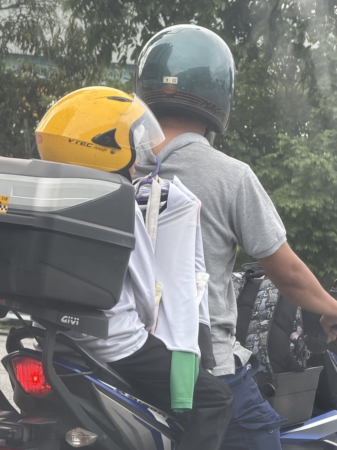 Sanggup Korbankan Kolar Baju Demi Baju Sekolah Anak, Pengorbanan Ayah Curi Perhatian