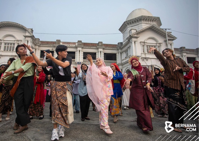 Minat Atau Sekadar Fesyen, Ini Detail Disebalik Baju Tradisional Sampai Gen-Z Pun Suka Pakai