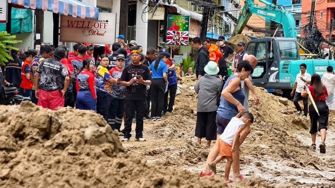 Phuket Dilanda Banjir Kilat, Tanah Runtuh