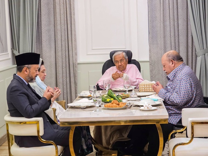 Raja Perlis Berkenan Ziarahi Tun Dr Mahathir Yang Sedang Dirawat Di IJN