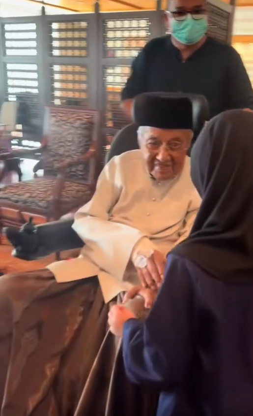 Senyuman Tun M Curi Perhatian Ketika Majlis Tahlil Allahyarhamah Tun Hasmah