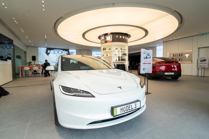 Tesla opens Experience Centre at Mid Valley Southkey in Johor Bahru, Model Y L deliveries have started in Malaysia