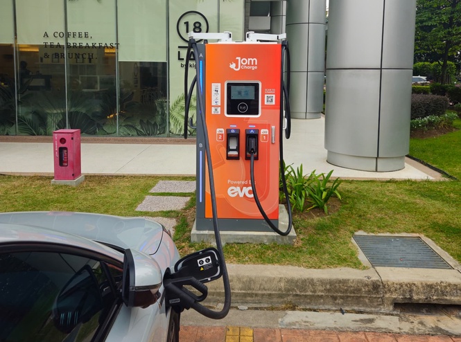 Image from: JomCharge在Oasis Damansara重新推出120kW直流充电桩