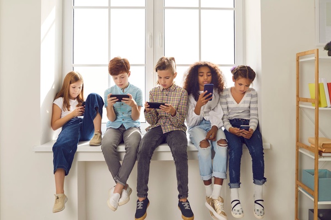 Researchers reveal the earliest age kids should get smartphones