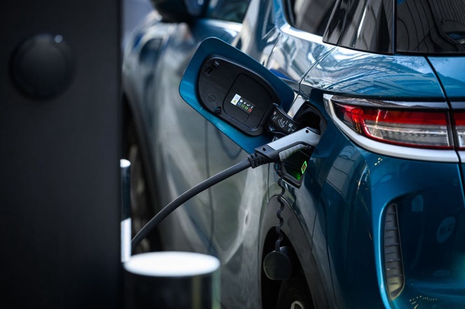 UK car industry issues warning over electric vehicle targets