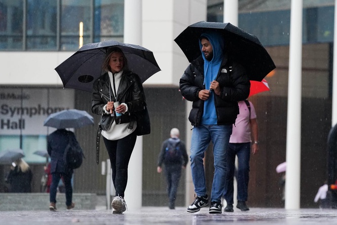 Wet and blustery conditions to hit UK tonight after ‘remarkable’ 24C warm weather