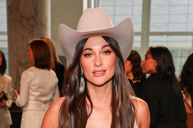 Kacey Musgraves fires off response to ‘UFO analyst’ who debunked her space sighting