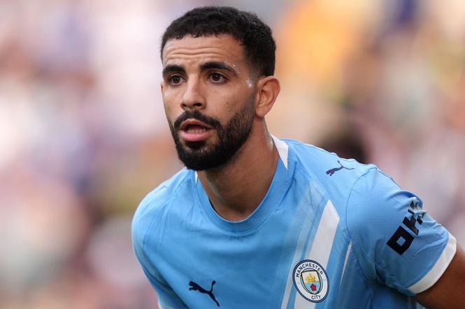 Manchester United make surprise approach to sign Man City left-back