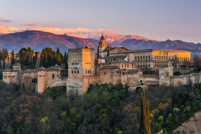 Tourist arrested for allegedly spray-painting historic building in Granada