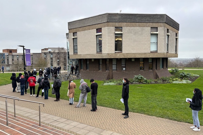 Meningitis B latest: Health chiefs dealing with unprecedented ‘super-spreader’ event as outbreak reaches London