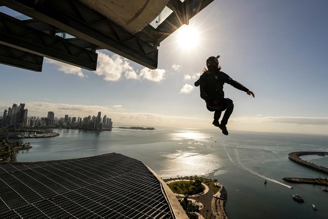 Man arrested after parachuting off rooftop of residential building in China