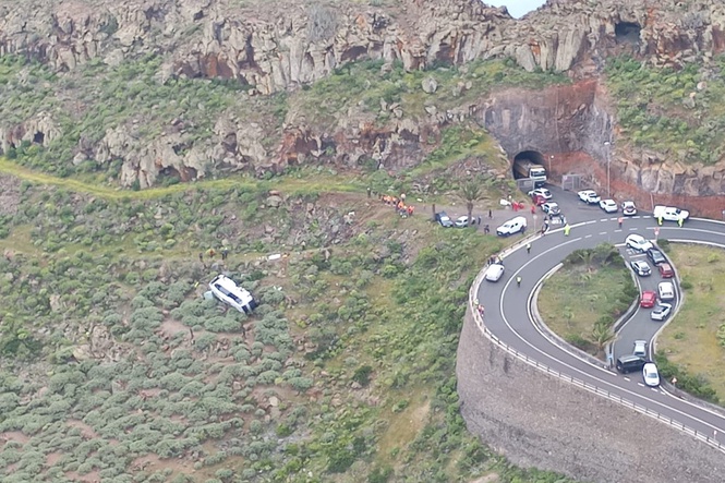 Canary Islands bus crash latest: One dead and 27 injured after British tourist bus plunges into ravine