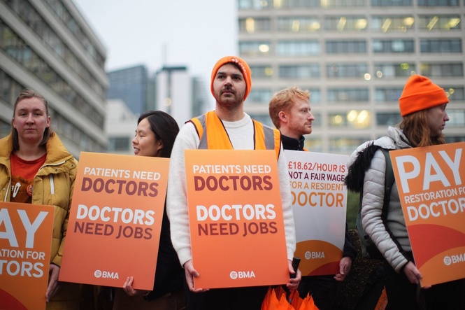 Minister refuses to rule out banning doctors from striking as pay dispute continues