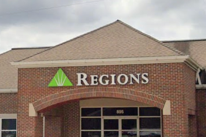 Elderly woman robs Alabama bank and then turns money over to cops