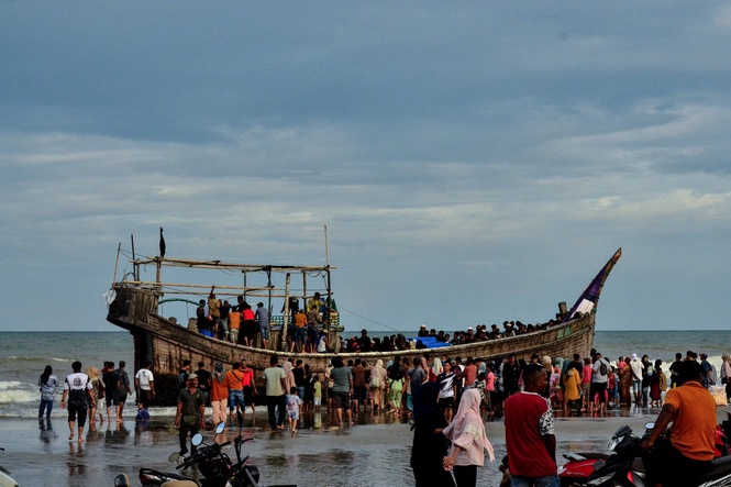 Bulletin world briefing: Hundreds of refugees feared dead after boat capsizes