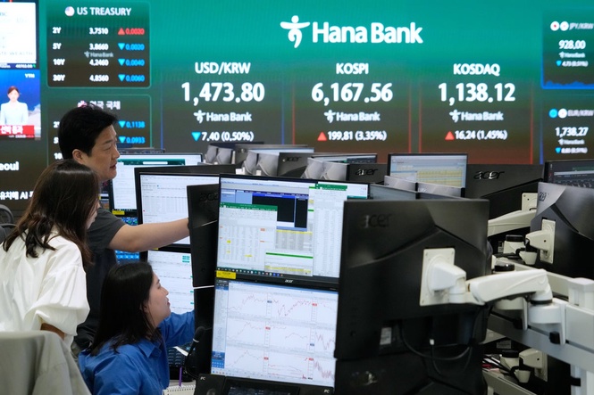 Asian shares mostly rise after Wall Street rallies on lower oil prices