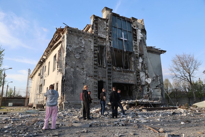 Russian attacks kill at least 2 as Ukraine strikes a Russian drone factory