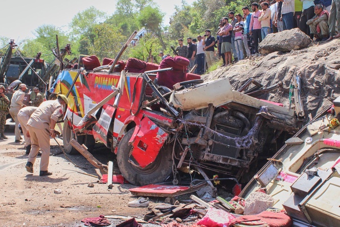 Bus accident in Indian-controlled Kashmir kills 21 people