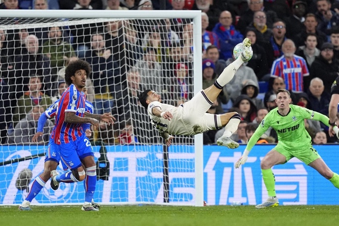 West Ham move two points clear of drop zone and relegate Wolves with Palace draw