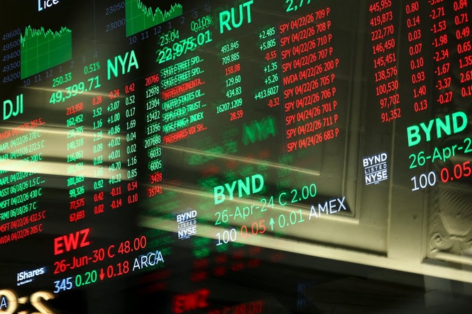 Oil prices hold above $100 as Iran seizes ships in Strait of Hormuz and peace talks stall