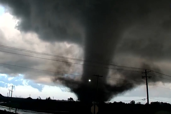 Tornado barrels through Oklahoma, damaging homes and shutting down roads