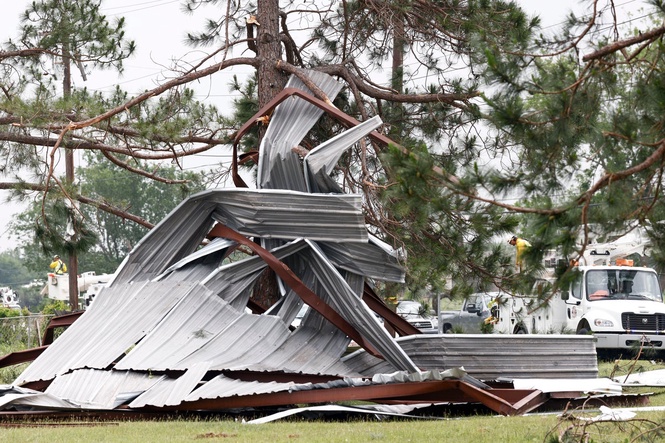 Fast-moving storms batter the Midwest, flooding streets and stranding commuters