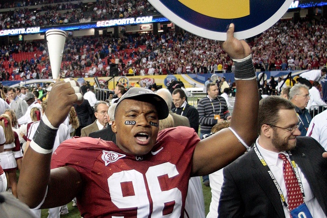 Former Alabama tackle pleads guilty to defrauding investors using wigs to impersonate NFL players