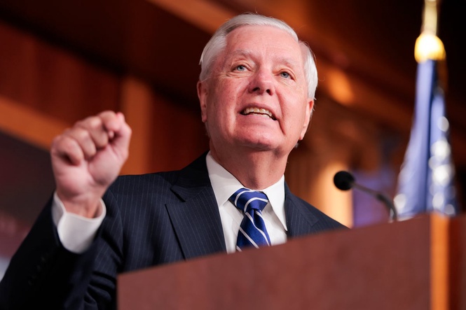 Lindsey Graham speaks out about bubble wand he had at Disney World during government shutdown